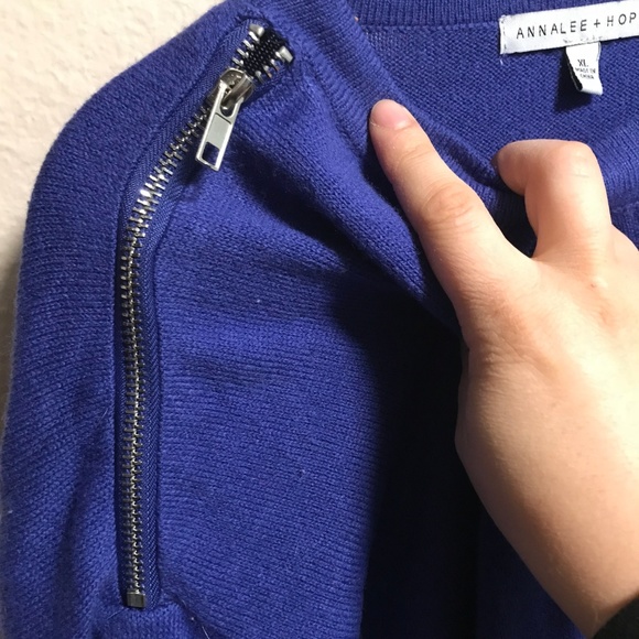 Gorgeous Color-Block Sweater with Zipper Detail - Picture 4 of 4